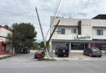 Postes a punto de caer ponen en riesgo a saltillenses, vecinos solicitan atención para evitar accidentes