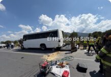 Queda prensado tras chocar contra camión de pasajeros en la carretera Saltillo-Zacatecas