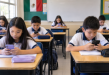 Regular celulares en escuelas implica múltiples factores, dicen especialistas de la UNAM