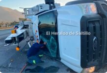Volcadura de camioneta moviliza a cuerpos de emergencia sobre la carretera Monterrey-Saltillo