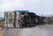Vuelca tractocamión cargado con salsa en la Saltillo-Torreón