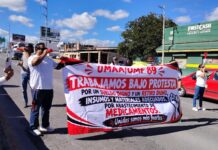Bloquean trabajadores del IMSS el periférico LEA, en Saltillo