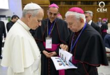 Entregan al papa León XIV libro sobre desaparecidos