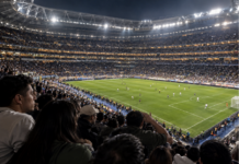 Chivas vence 2-0 a América con doblete de Sepúlveda Partido de fútbol en un gran estadio lleno visto desde las gradas.