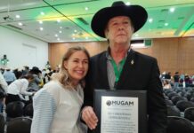 Reconocen mujeres ganaderas a Carlos Román Cepeda González