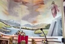 Sacerdote muere durante misa en Ecuador al caerle una cruz de madera