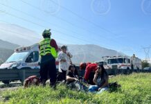 Tráiler vuelca y aplasta camioneta familiar en la Saltillo-Monterrey