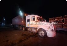Chofer muere al interior de un tractocamión en parque industrial de Ramos Arizpe