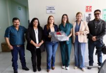 Entrega alcaldesa de Arteaga uniformes al personal médico en su día