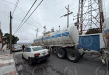 Evacúan planteles educativos por maniobras para retirar pipa con dos tanques de gasolina en Saltillo