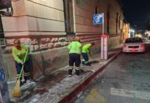 Realiza Saltillo limpieza profunda en banquetas del Centro Histórico