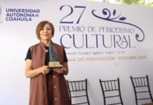 Recibe Susana Cepeda, colaboradora de El Heraldo de Saltillo, Premio de Periodismo Cultural de la UA de C
