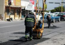 Repara Javier Díaz pavimento en avenida Presidente Cárdenas
