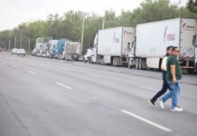 Se concentran transportistas en carreteras de México