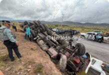Volcadura de tractocamión provoca afectaciones en la carretera Saltillo-Torreón