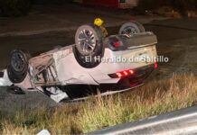 Vuelca camioneta tras presunto impacto de transporte de carga en Ramos Arizpe