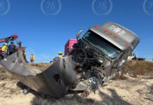 ¡Aparatosa volcadura de tractocamión en la carretera Zacatecas! Conductor sale ileso